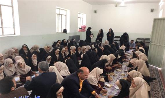 یک وعده صبحانه سالم برای کودکان ترک آباد اردکان/ فرماندار: روستایی بودن افتخار است