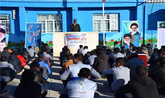 زنگ ایثار و مقاومت در دبیرستان امام(ره) ابرکوه نواخته شد