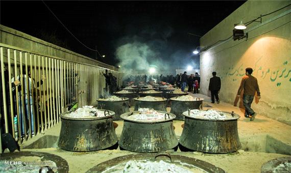 طبخ بزرگترین نذری جهان اسلام در حسینیه ایران