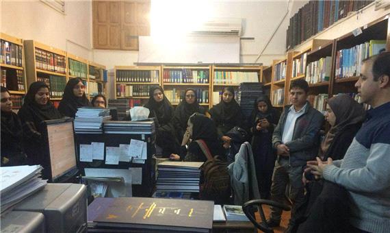اعضای کانون ادبی دانشگاه یزد از مرکز اسناد استان بازدید كردند