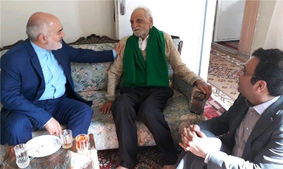 دبیر شورای فرهنگ عمومی  با خانواده شهید ساداتی دیدار کرد