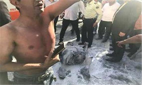یک مرد خودش را مقابل شهرداری تهران به آتش کشید