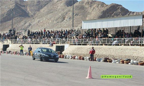 برگزاری اولین گردهمایی اتومبیلرانی بانوان یزد