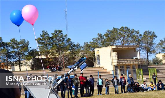 مسابقه پرتاب موشک آبی در ابرکوه برگزار شد