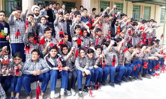 اجرای نمایش 100 عروسک در مدارس مهریز آغاز شد