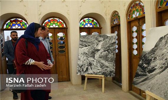 برپایی نمایشگاه عکاس فرانسوی در خانه تاریخی آقازاده ابرکوه + تصاویر