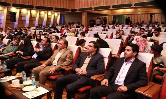 گزارش تصویری اختتامیه اواین جشنواره استعدادیابی استندآپ کمدی و نمایش کوتاه طنز در سالن شهید عباسپور