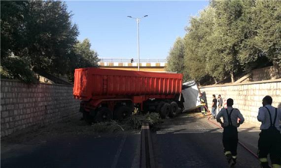 سقوط تریلر به زیر پل شهرک صنعتی یزد؛ 4 نفر مصدوم شدند